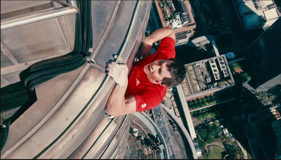 Alex Honnold escalando em Taipei, Taiwan, durante o programa "Skyscraper Live".