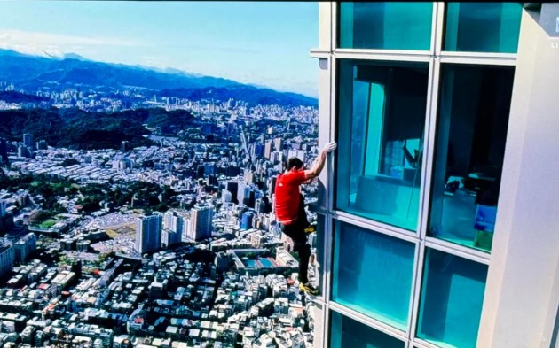 Alex Honald escalando o Taipei 101, a mais de 400m de altura.