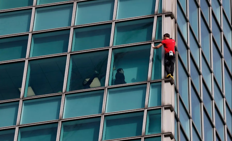 Público observa a escalada de Alex Honald no Taipei 101 durante o evento transmitido ao vivo
