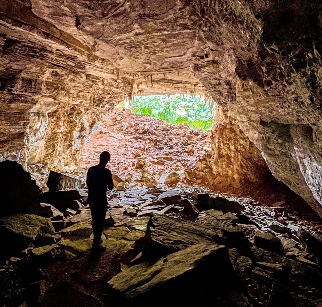 guiando a gruta do rezar na cavernas do peruaçu