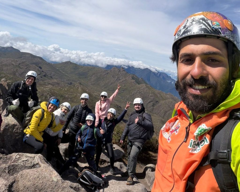 Conrado da Montanha e Mato que é guia Credenciado Pico Agulhas Negras, com seus clientes no cume